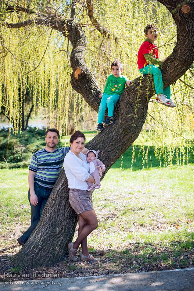 L.L.S.R.I. - Family portrait 09 by Razvan Raducan